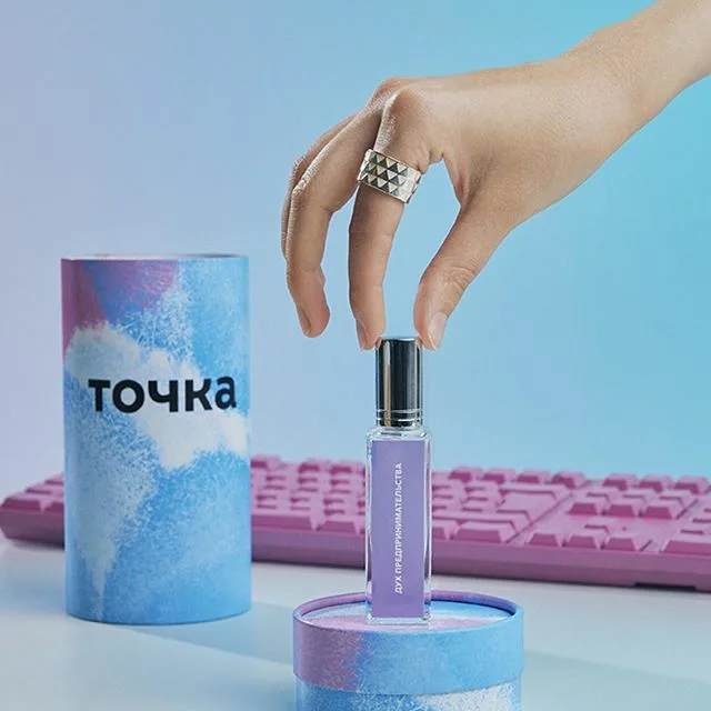 Флакон духов «Дух предпринимательства» и фирменный тубус «точка»